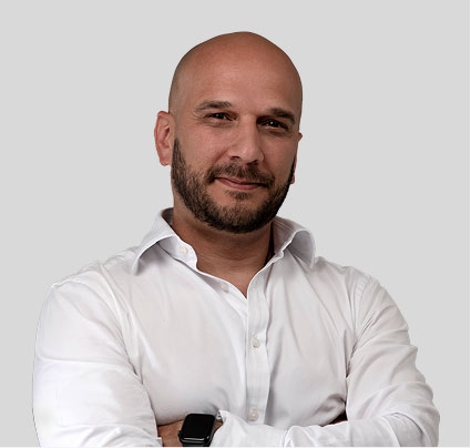 Retrato de Andrés Rincón, Brand & Creative Leader y consultor en branding estratégico en LATAM.